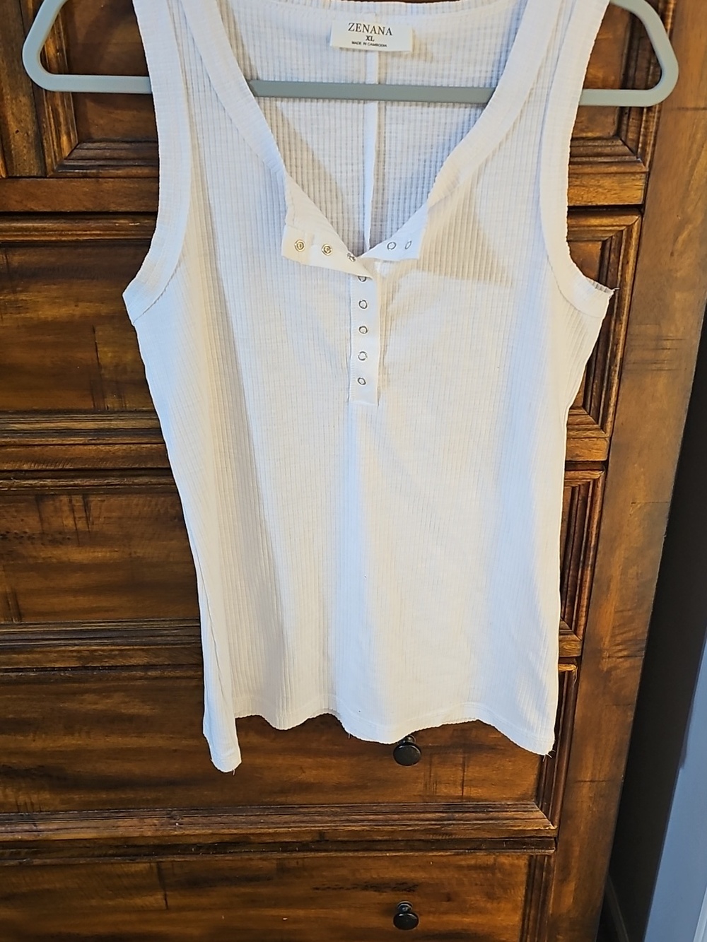 Zenana Womens NWOTS xlg white ribbed tank top!! Functional snaps
